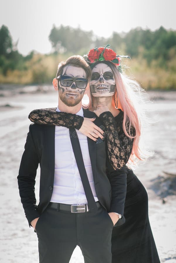 domingo Simpático Ennegrecer Una Pareja Con Clase Con Esqueleto Maquillaje Para Halloween O El Día De  Todas Las Almas Foto de archivo - Imagen de elegante, mirando: 215687870