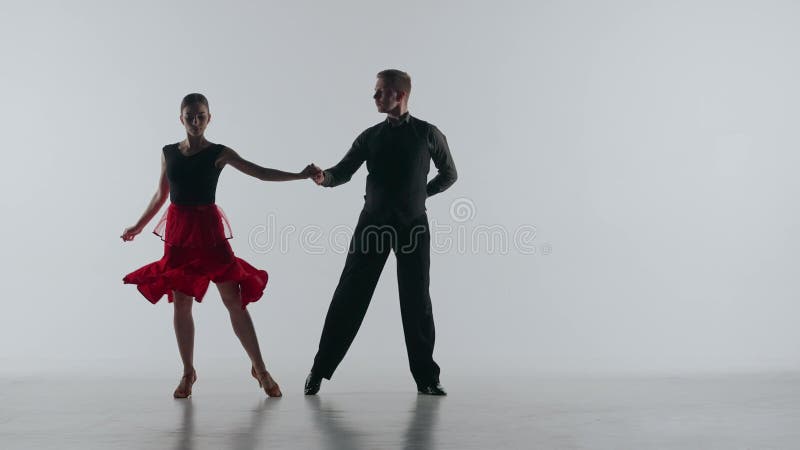Una pareja de baile elegante de la silueta sobre fondo blanco metrajes