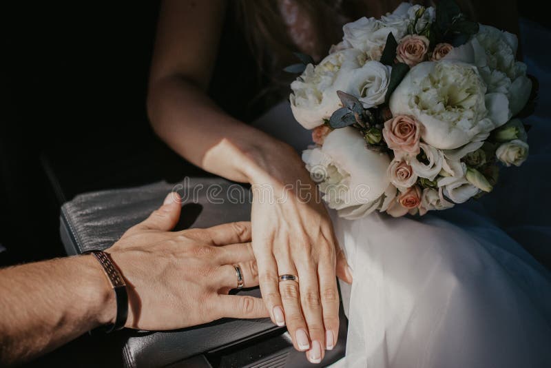 Jabeth Wilson Jugar juegos de computadora Desviación Una Pareja De Bodas Se Toca Entre Sí Las Manos Recién Casadas Con Anillos  De Boda Se Acercan Manos De Novias Con Anillos En Cuero Foto de archivo -  Imagen de amor,