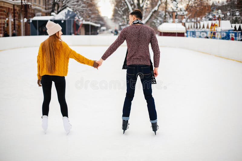 Una Pareja En Una Pista De Hielo Foto de archivo - Imagen de ocio, muchacha: 163928780 Una Pareja En Una Pista De Hielo Foto de archivo - Imagen de ocio, muchacha: 163928780