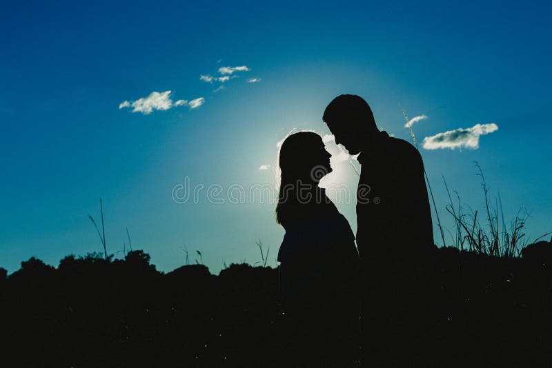 Una Pareja Encantada Abrazada Al Atardecer En Una Foto Iluminada Imagen de  archivo - Imagen de exterior, casado: 170010223