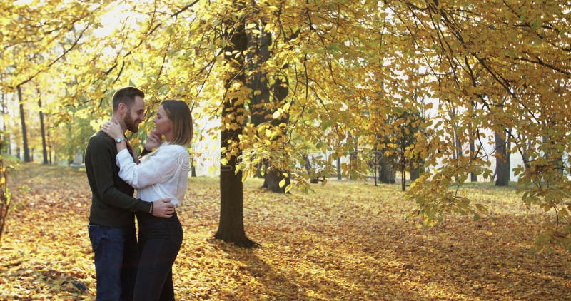 Una pareja encantadora admira a los demás y acaricia en embriones en otoño