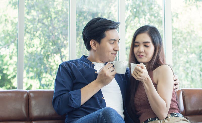 Una pareja está tomando café juntos fotos de archivo libres de regalías