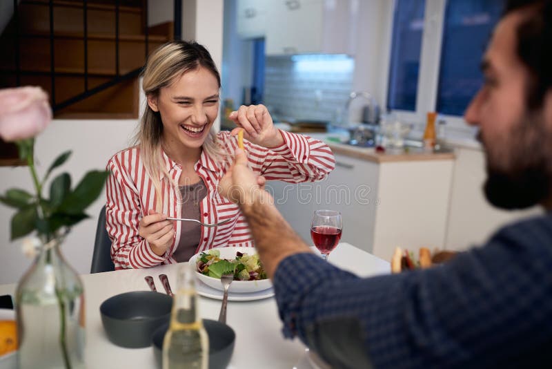 Alegre Pareja Que Pasa Tiempo Juntos Uniendo El Concepto De Pareja