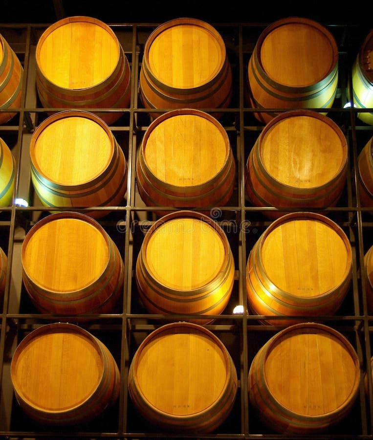 Una parete dei barilotti di vino Una parete dei barilotti di vino