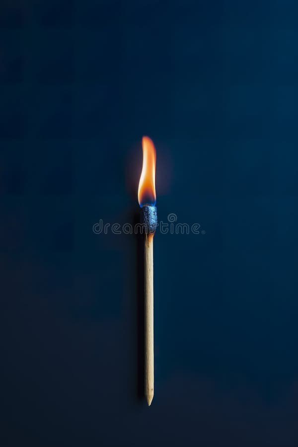 Una partida prácticamente extinguida en un fondo azul oscuro. libre illustration