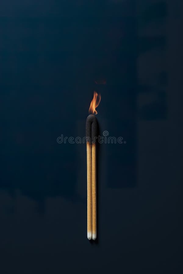 Una partida prácticamente extinguida en un fondo azul oscuro. stock de ilustración