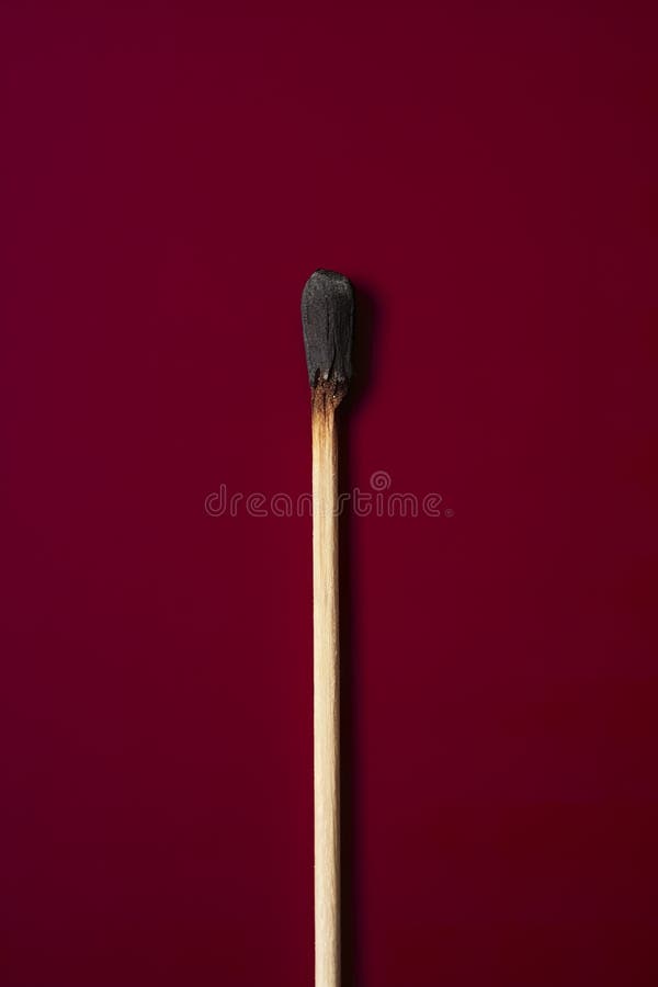 Una partida prácticamente extinguida en un fondo rojo oscuro. stock de ilustración