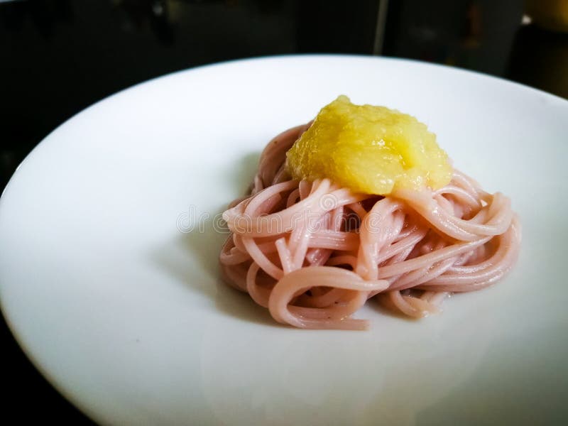 Una pasta del bambino del handthe del bambino è servito con la frutta ed il purè delle verdure su un piatto bianco Un alimento ca immagini stock libere da diritti Una pasta del bambino del handthe del bambino è servito con la frutta ed il purè delle verdure su un piatto bianco Un alimento ca immagini stock libere da diritti