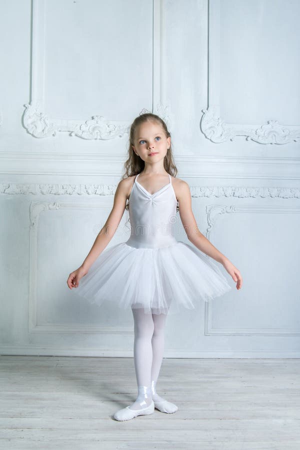 Niñas Que Bailan Ballet En Estudio Foto de archivo - Imagen de hembra,  ejercicio: 106340854