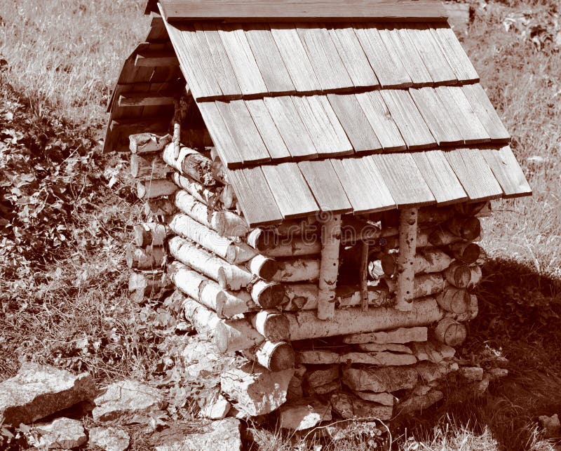 Una pequeña casa hecha de abedul imagen de archivo Una pequeña casa hecha de abedul imagen de archivo