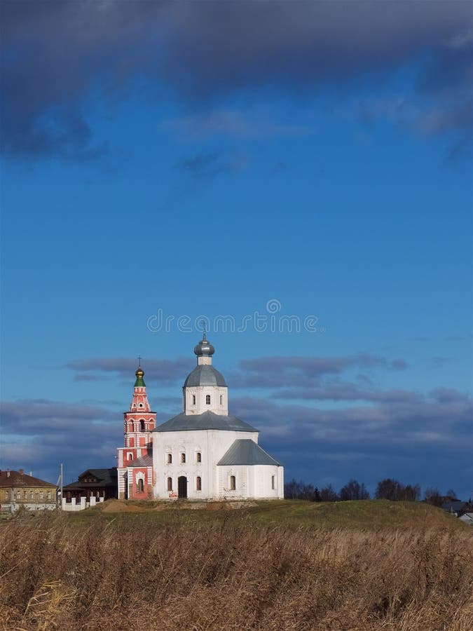 Una pequeña iglesia ortodoxa en una colina contra un cielo azul imagen de archivo libre de regalías Una pequeña iglesia ortodoxa en una colina contra un cielo azul imagen de archivo libre de regalías