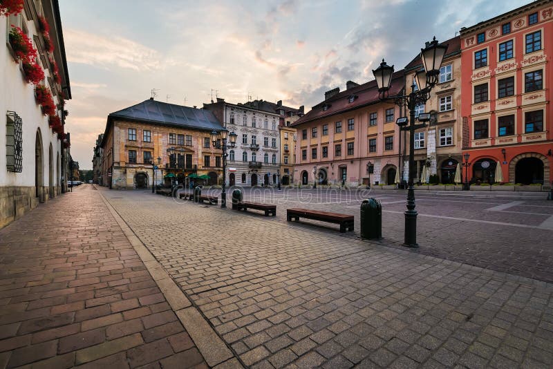 Una pequeña plaza del mercado Maly Rynek en Kraków imágenes de archivo libres de regalías Una pequeña plaza del mercado Maly Rynek en Kraków imágenes de archivo libres de regalías