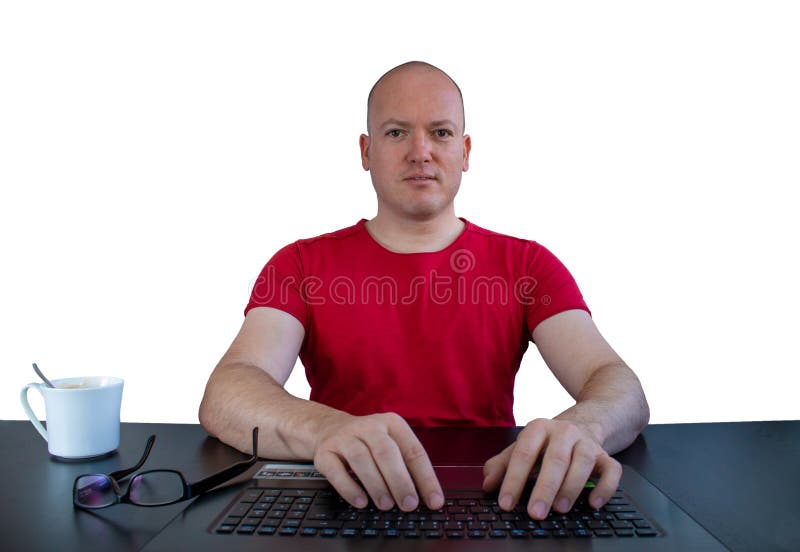 Una persona caucasica maschio al taccuino che guarda al webcam fotografia stock libera da diritti Una persona caucasica maschio al taccuino che guarda al webcam fotografia stock libera da diritti