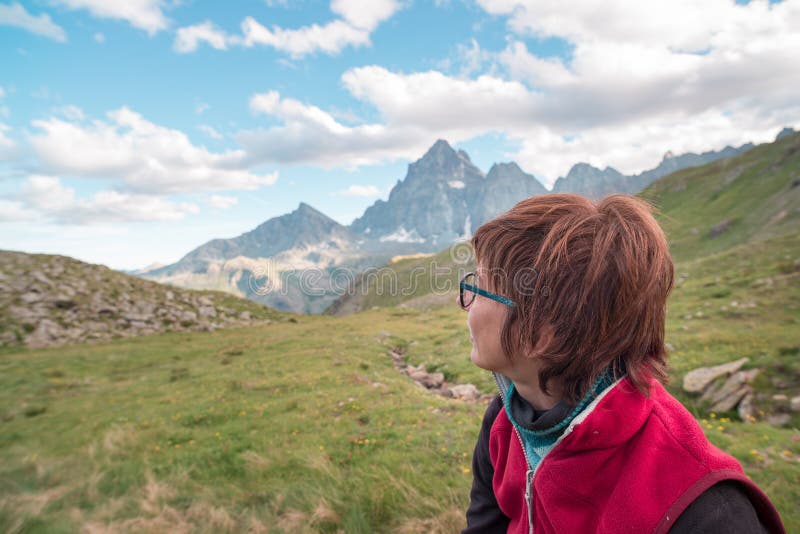 Una persona che esamina la vista maestosa dei picchi di montagna d'ardore il tramonto alto su sulle alpi Ima tonificata e filtrat fotografie stock libere da diritti Una persona che esamina la vista maestosa dei picchi di montagna d'ardore il tramonto alto su sulle alpi Ima tonificata e filtrat fotografie stock libere da diritti