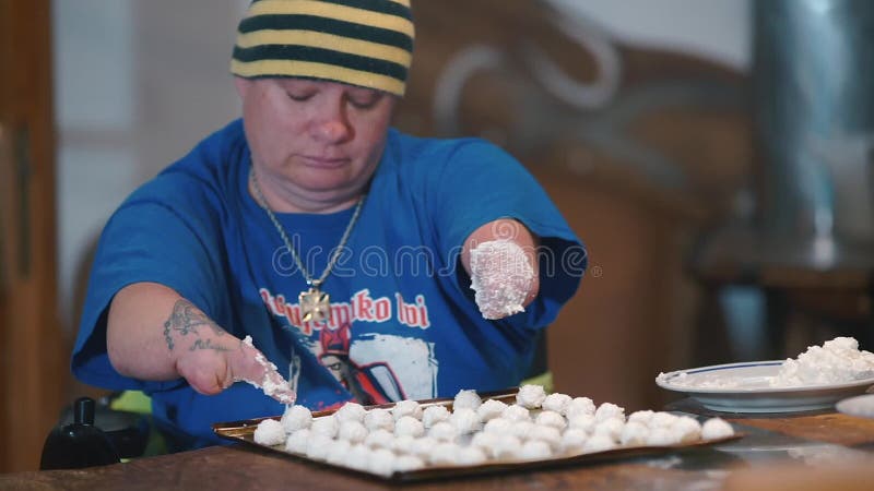 Una persona disabile lavora Prepara pasticceria in fabbrica