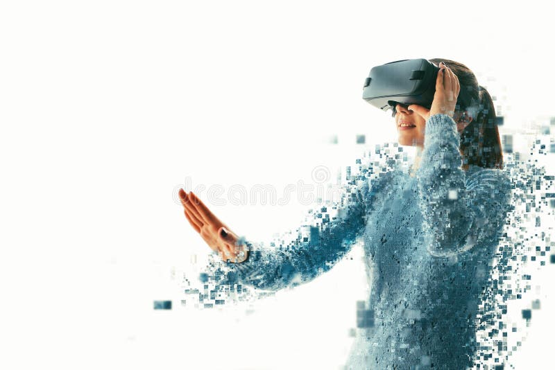 Una persona en vidrios virtuales vuela a los pixeles La mujer con los vidrios de realidad virtual Concepto futuro de la tecnologí fotografía de archivo libre de regalías Una persona en vidrios virtuales vuela a los pixeles La mujer con los vidrios de realidad virtual Concepto futuro de la tecnologí fotografía de archivo libre de regalías