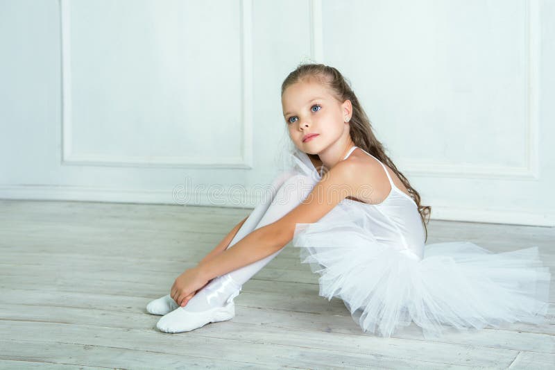 Una piccola giovane ballerina adorabile in un umore allegro nell'inter