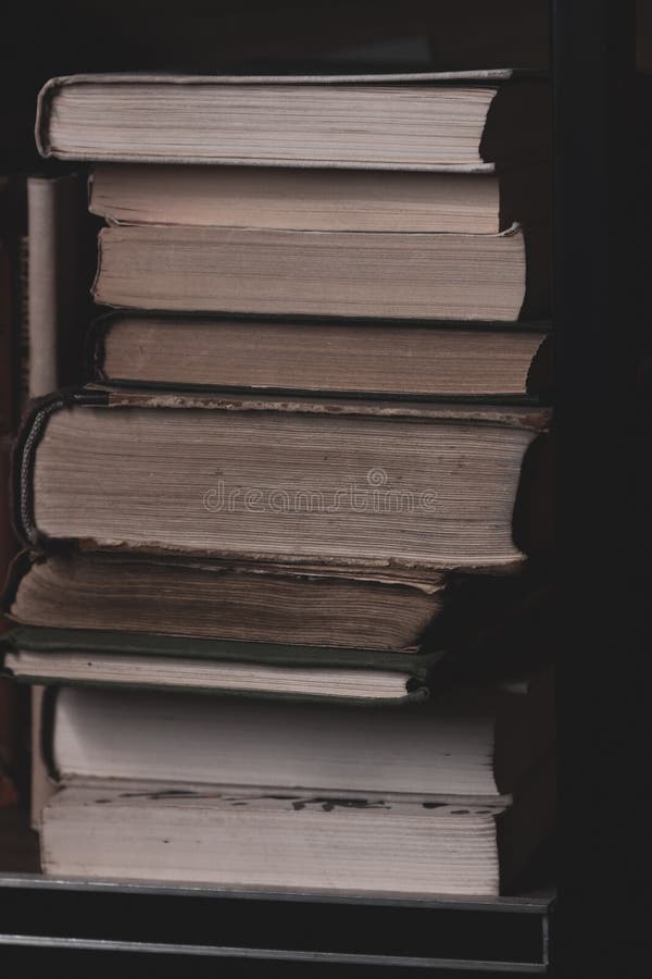 Una pila de libros viejos en el estante P?ginas de la textura de libros viejos cerca para arriba foto de archivo Una pila de libros viejos en el estante P?ginas de la textura de libros viejos cerca para arriba foto de archivo