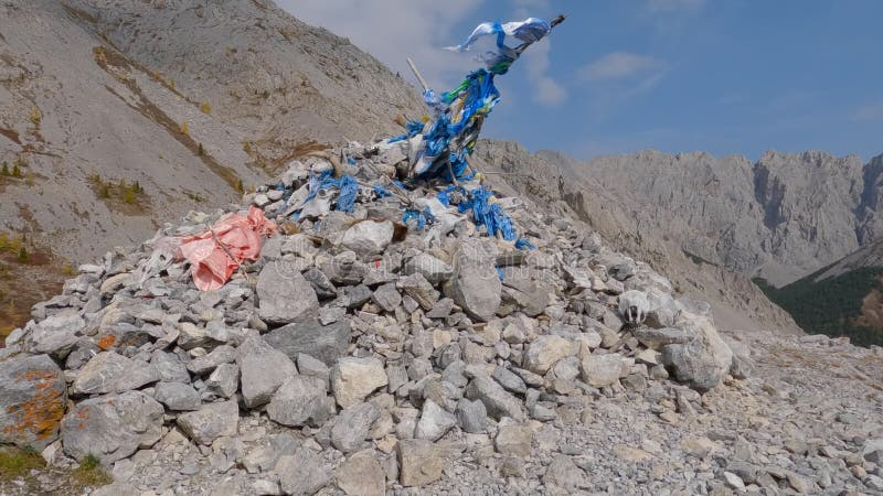 Una pila de piedras y huesos de animales reunidos para rituales de chamán en mongolia. cairna de roca sagrada compuesta para la es