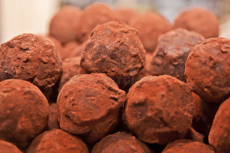 Una pila de trufas de chocolate imágenes de archivo libres de regalías Una pila de trufas de chocolate imágenes de archivo libres de regalías