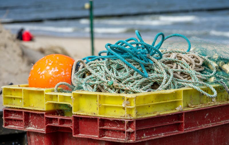 Una pila di reti da pesca sulla spiaggia fotografia stock libera da diritti