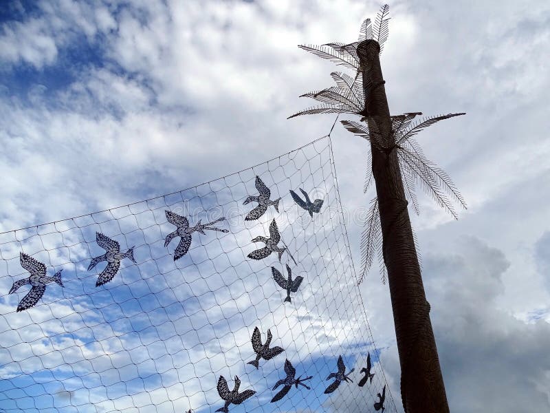Una pintura en metal de una multitud de pájaros en vuelo por el artista aborigen Dennis Nona foto de archivo Una pintura en metal de una multitud de pájaros en vuelo por el artista aborigen Dennis Nona foto de archivo