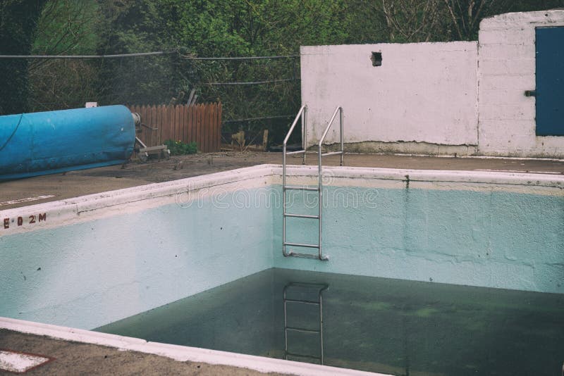 una-piscina-abandonada-y-sucia-116739540.jpg