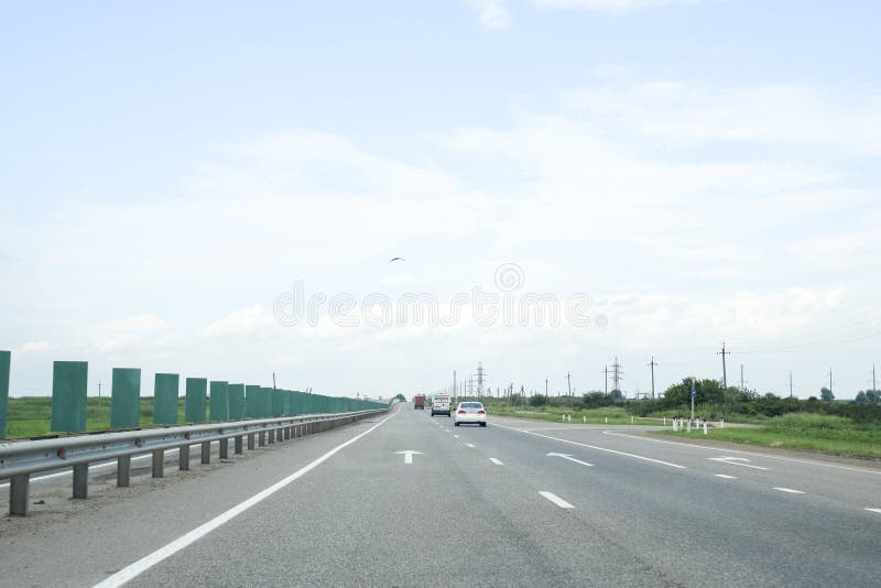 Una pista unidirezionale, automobili sta guidando lungo la strada immagini stock libere da diritti