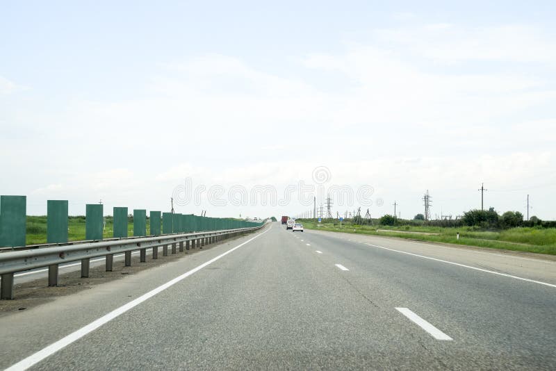 Una pista unidirezionale, automobili sta guidando lungo la strada fotografia stock libera da diritti