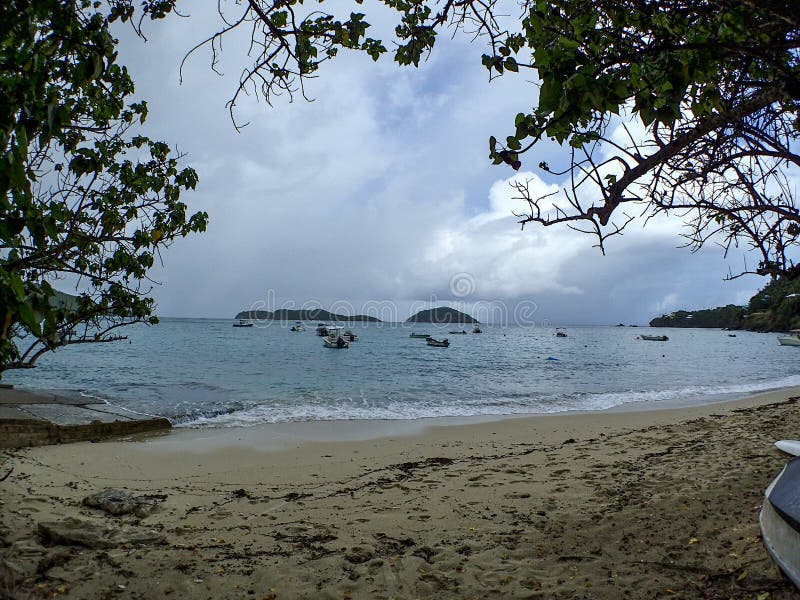 Una playa sucia y desordenada con barcos de trabajo en un dÃa tormentoso imagen de archivo Una playa sucia y desordenada con barcos de trabajo en un dÃa tormentoso imagen de archivo