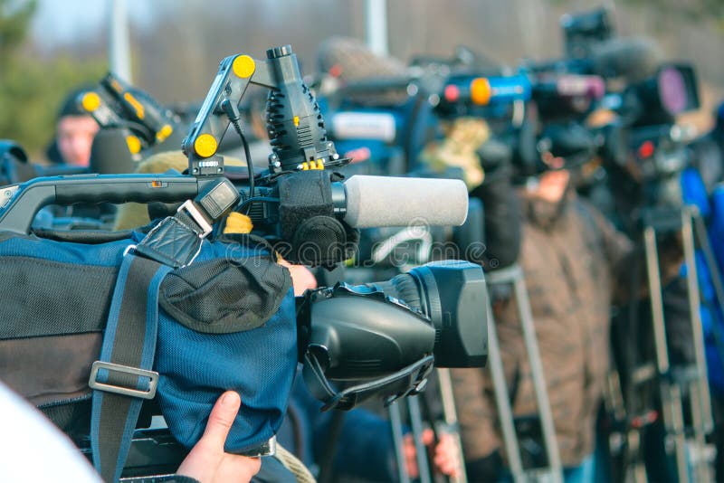 Una política da una entrevista a los medios de noticias foto de archivo libre de regalías Una política da una entrevista a los medios de noticias foto de archivo libre de regalías