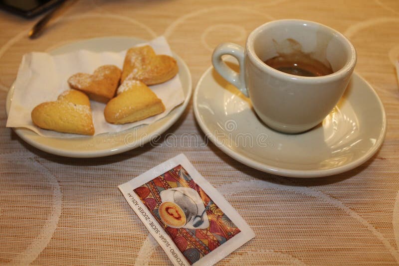 Una prima colazione di San Valentino a Verona - natura morta romantica ad un café locale immagine stock libera da diritti Una prima colazione di San Valentino a Verona - natura morta romantica ad un café locale immagine stock libera da diritti