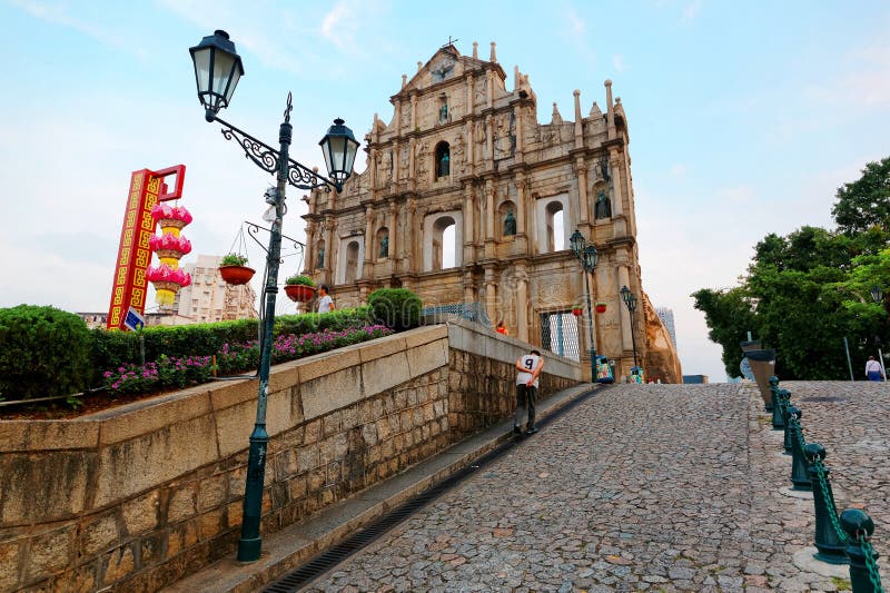 Una 'promenade' ascendente que lleva a las ruinas de la iglesia de San Pablo en el centro histórico de Macao, China foto de archivo Una 'promenade' ascendente que lleva a las ruinas de la iglesia de San Pablo en el centro histórico de Macao, China foto de archivo
