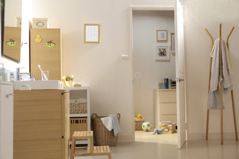 Una puerta abierta en el cuarto de baño imagen de archivo libre de regalías Una puerta abierta en el cuarto de baño imagen de archivo libre de regalías