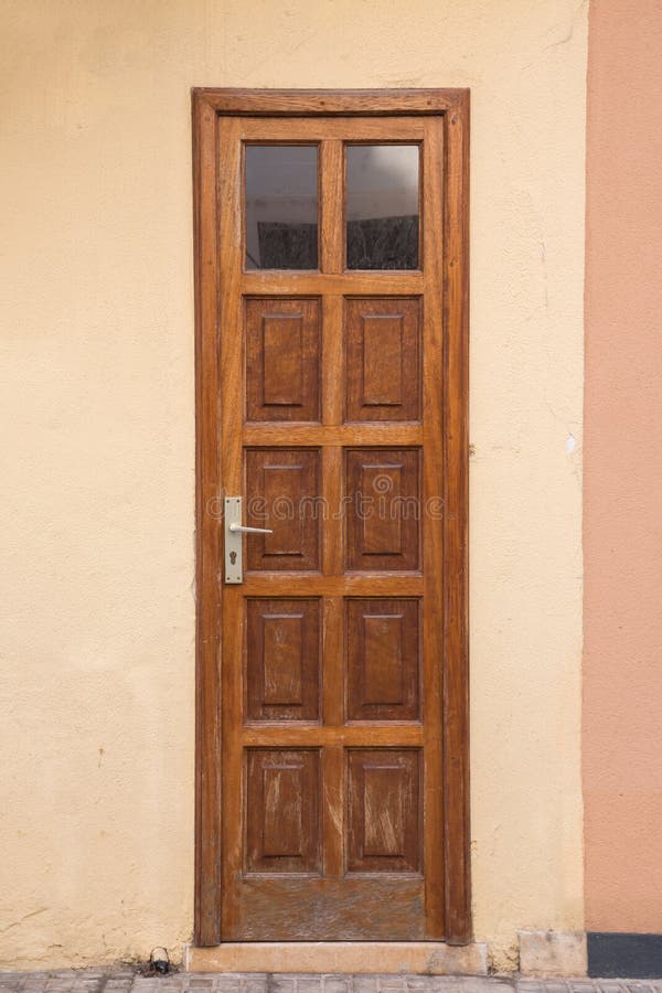 Una Puerta De Madera Con Las Pequeñas Ventanas Arriba Imagen de archivo