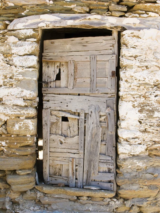 Una puerta de madera griega vieja
