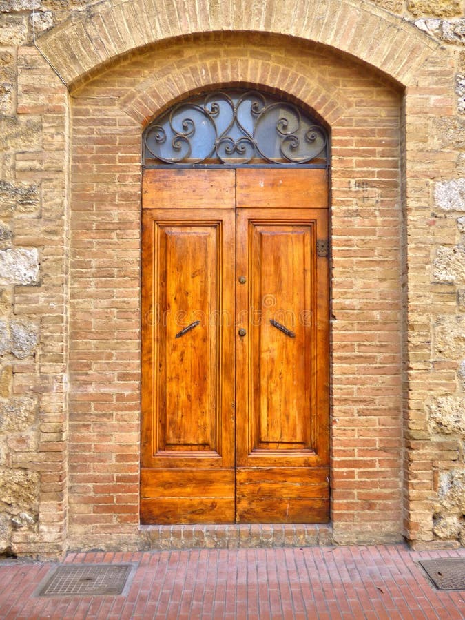 Una puerta de madera medieval vieja en Toscana imagen de archivo libre de regalías Una puerta de madera medieval vieja en Toscana imagen de archivo libre de regalías
