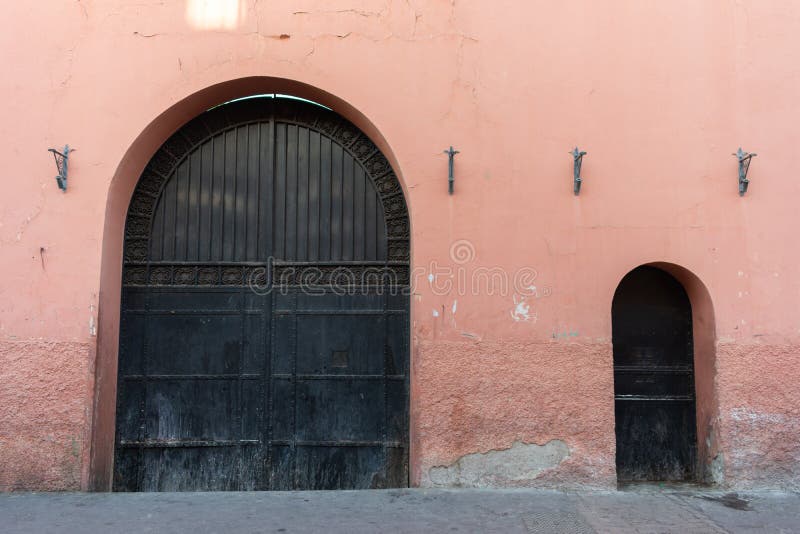 Puerta Grande, Pequeña Puerta Foto de archivo Imagen de grande