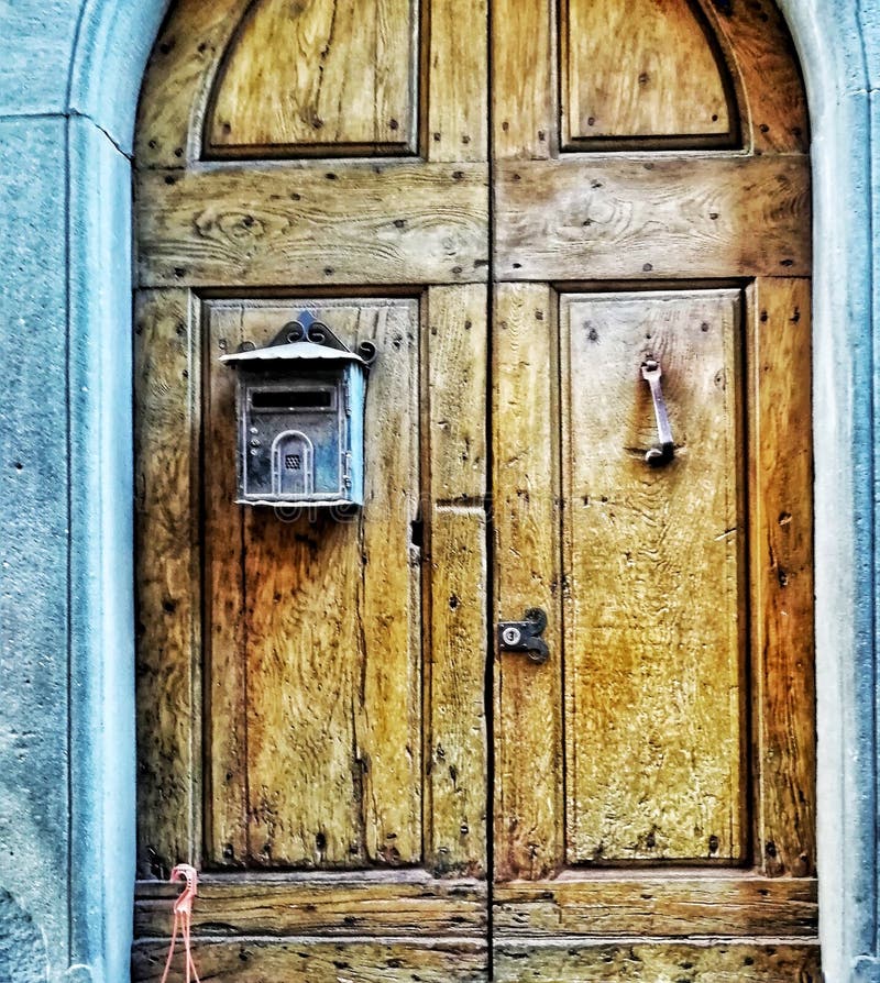 Una puerta vieja en una ciudad medieval fotos de archivo Una puerta vieja en una ciudad medieval fotos de archivo