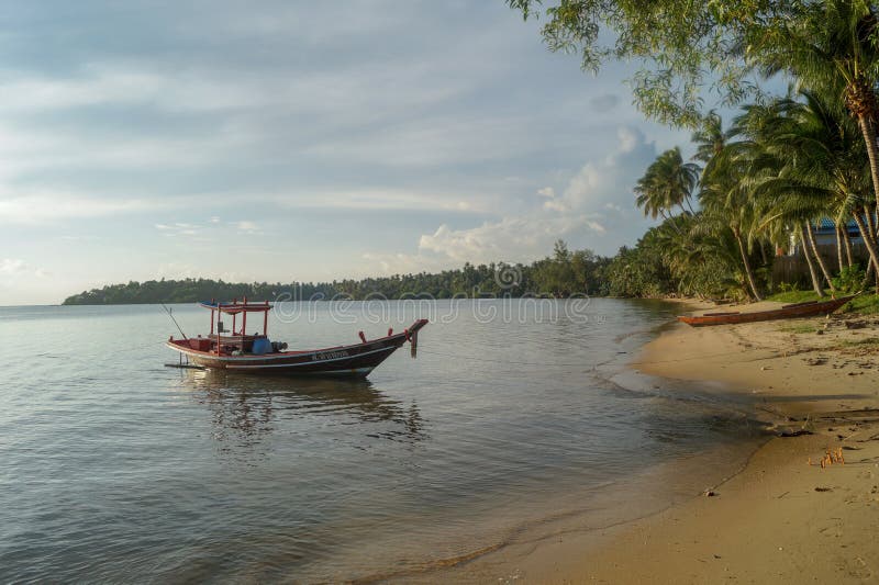Una puesta del sol hermosa en la playa de Koh Phangan con barcos y un sol brillante, en Tailandia fotografía de archivo Una puesta del sol hermosa en la playa de Koh Phangan con barcos y un sol brillante, en Tailandia fotografía de archivo