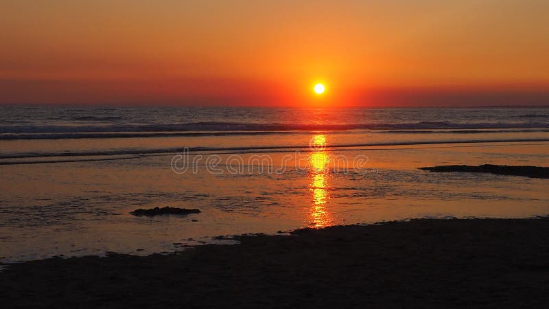Una puesta del sol hermosa en una playa portuguesa fotos de archivo Una puesta del sol hermosa en una playa portuguesa fotos de archivo