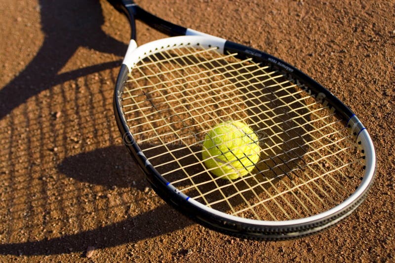 Una racchetta e una sfera di tennis