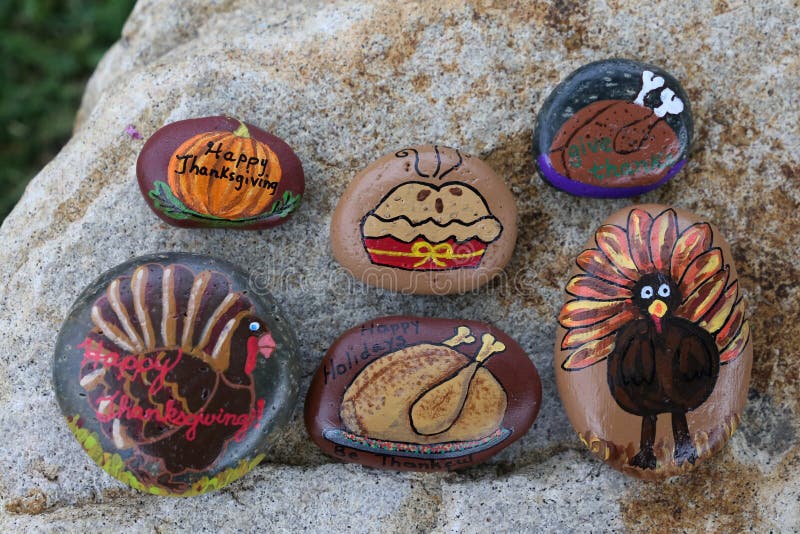 Una raccolta di sei piccole rocce dipinte per il ringraziamento fotografia stock libera da diritti Una raccolta di sei piccole rocce dipinte per il ringraziamento fotografia stock libera da diritti