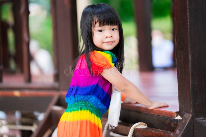 Una ragazza asiatica molto carina gioca in rete. il bambino sorridente si gira per guardare la telecamera con un'attività fisica d fotografia stock