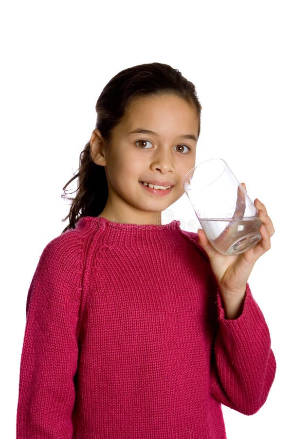 Una ragazza con un vetro di acqua.