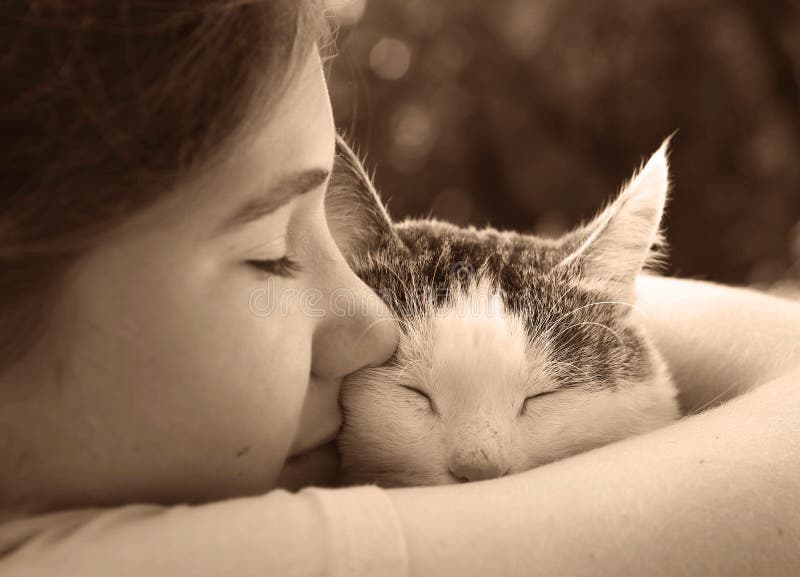 Una ragazza felice con la foto di un gatto vicino fotografie stock Una ragazza felice con la foto di un gatto vicino fotografie stock