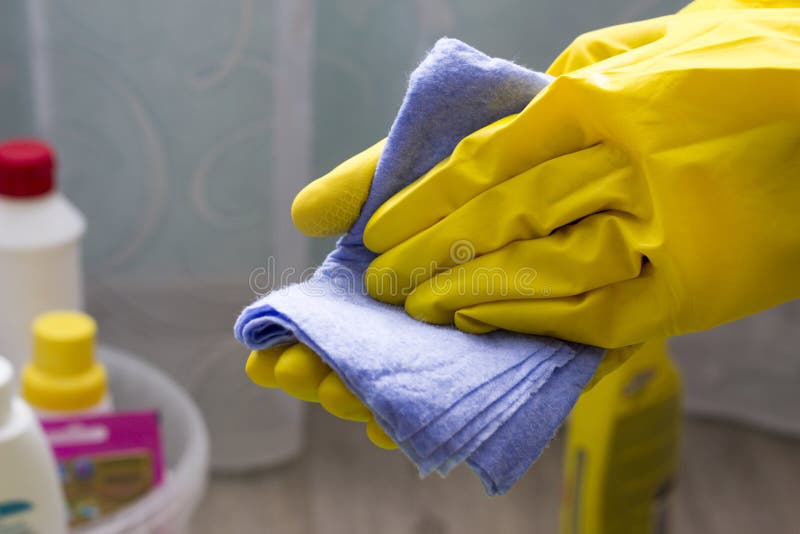 Una ragazza in guanti gialli tiene uno straccio, lavoro domestico del primo piano fotografia stock libera da diritti Una ragazza in guanti gialli tiene uno straccio, lavoro domestico del primo piano fotografia stock libera da diritti