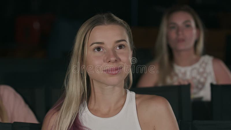 Una ragazza guarda film al cinema