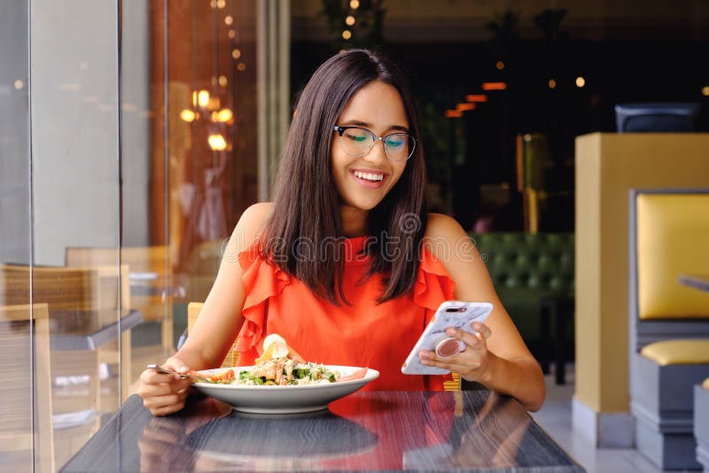 Ragazza al ristorante